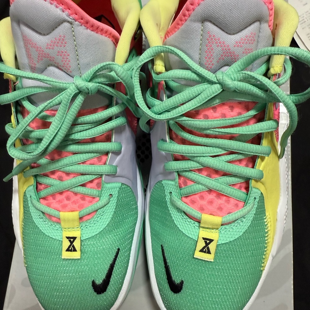 Nike PG5 (Paul George) Unisex Sneakers.  8.5 Men/ 10 Women